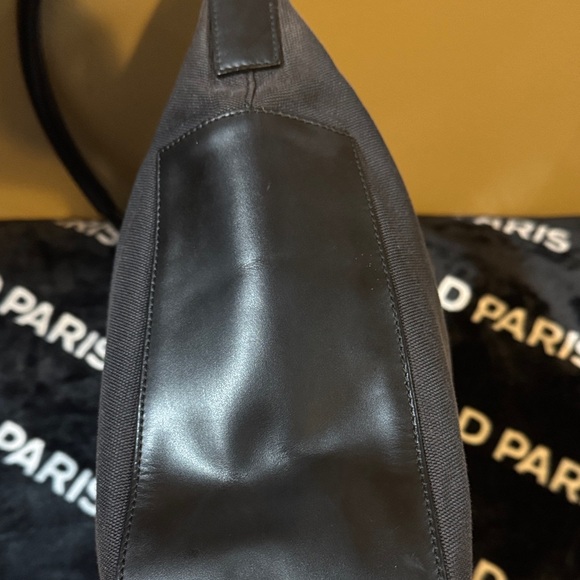 Authentic Gucci Shoulder Black Women's Bag With One Small Spot On Back - Picture 3 of 15